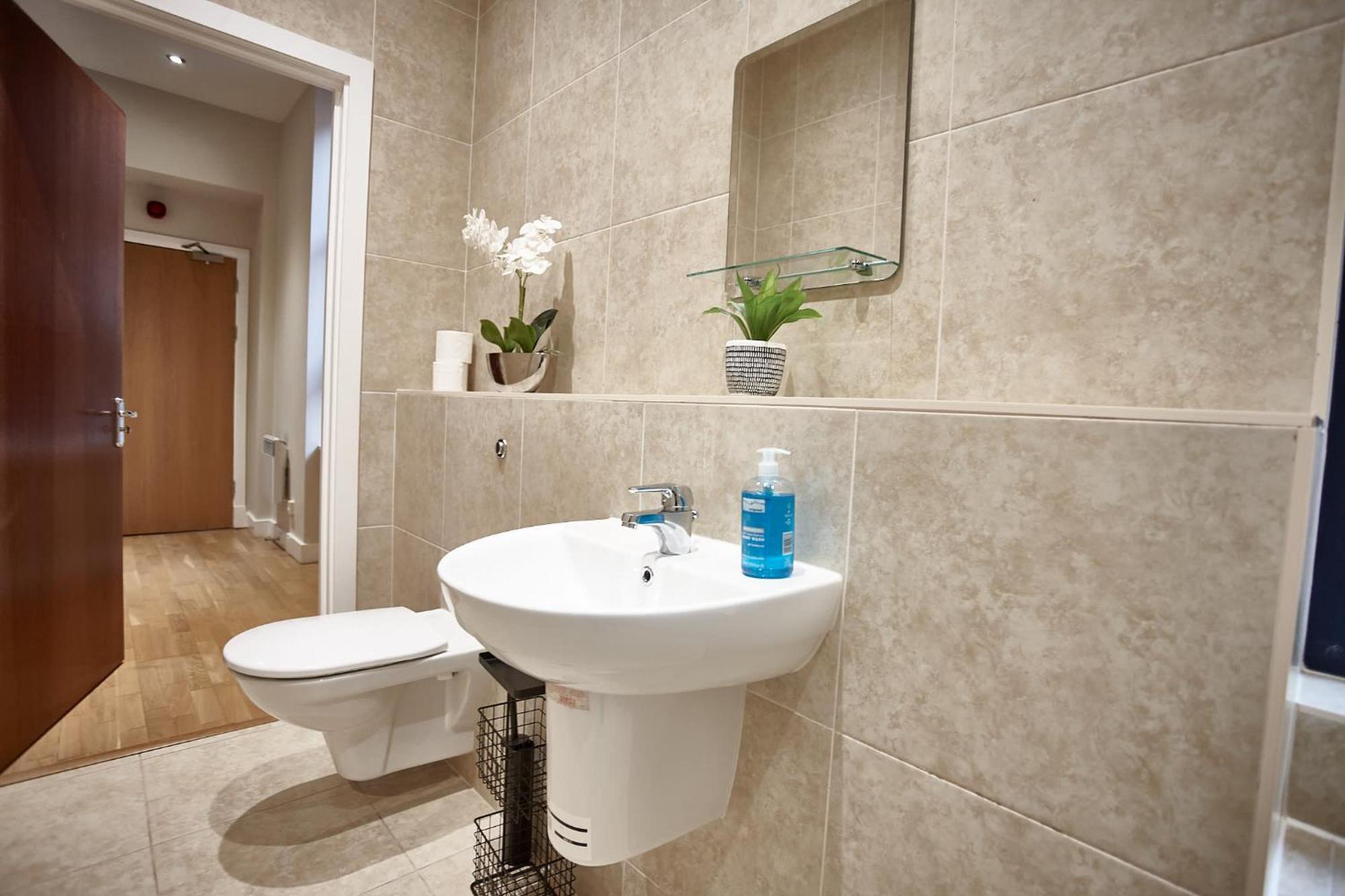 The Jade Suite Manchester Exterior photo